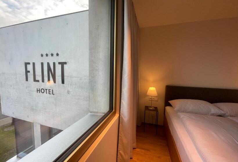 غرفة بيزنس, Das Flint