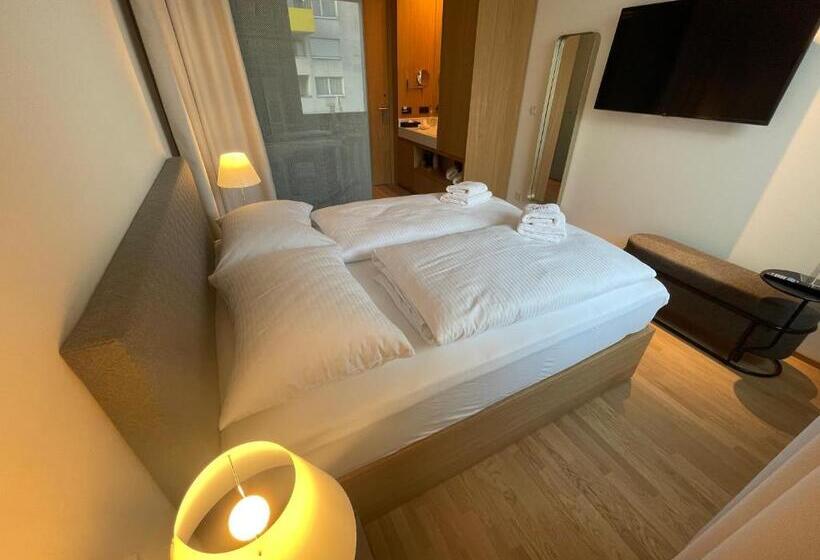 غرفة بيزنس, Das Flint