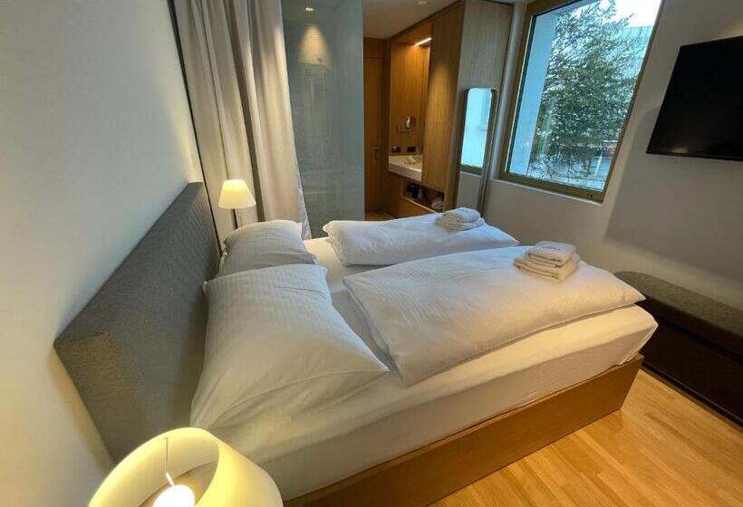 غرفة بيزنس, Das Flint