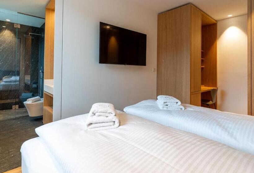 غرفة بيزنس, Das Flint