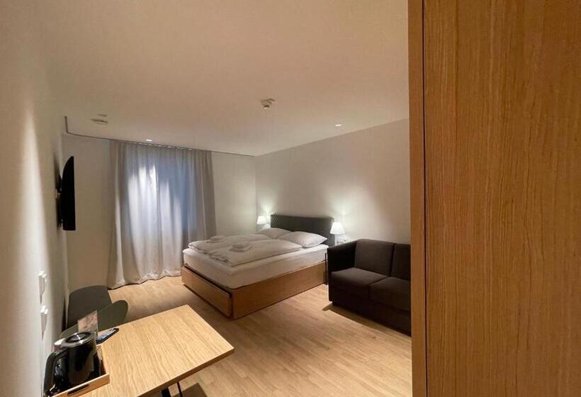 غرفة عائلية, Das Flint