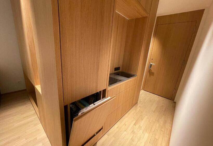 غرفة عائلية, Das Flint