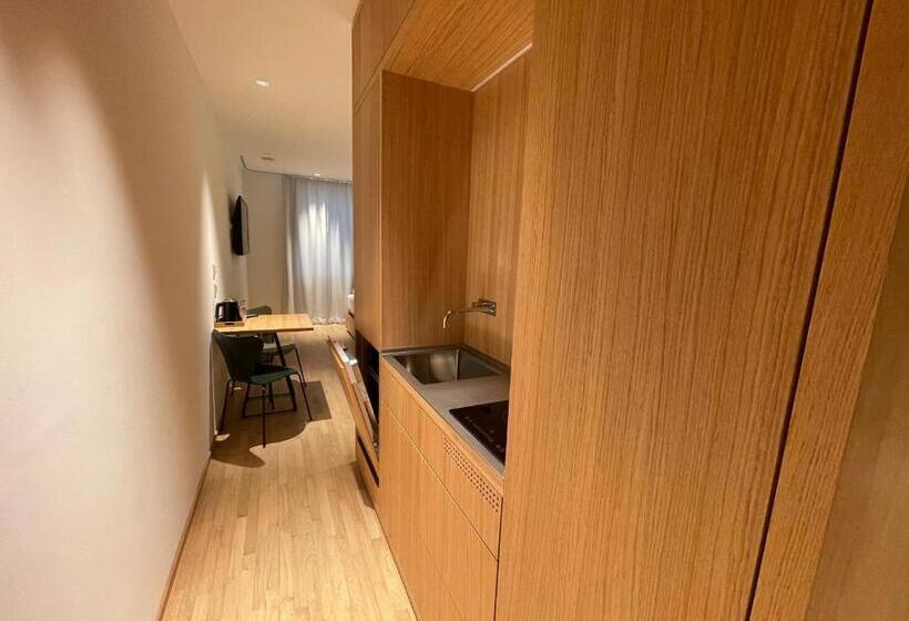 غرفة عائلية, Das Flint