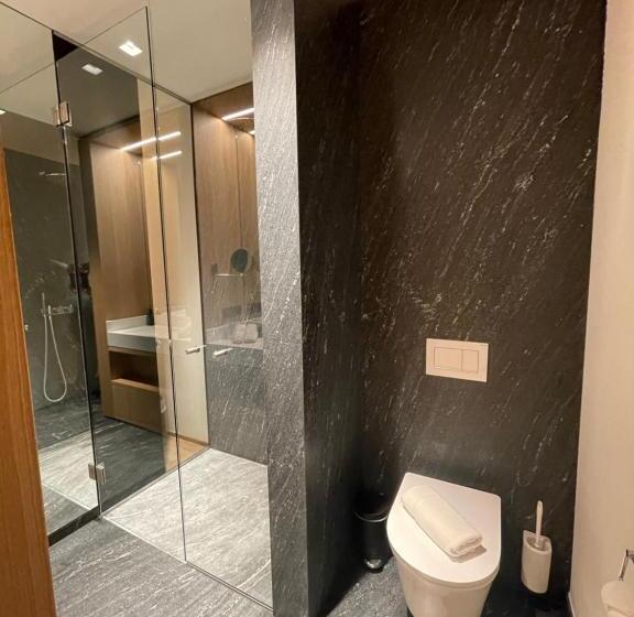 غرفة عائلية, Das Flint