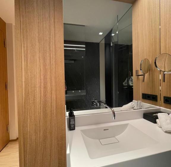 غرفة عائلية, Das Flint