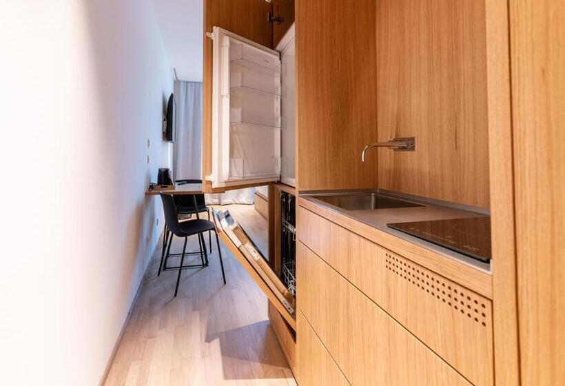 غرفة عائلية, Das Flint