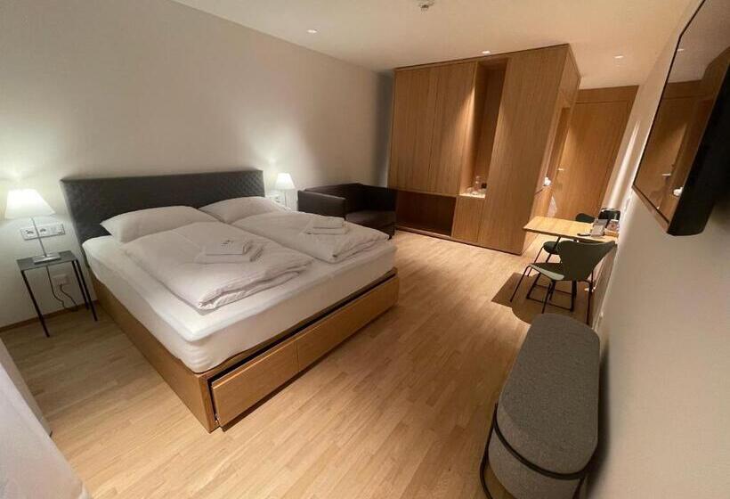 غرفة عائلية, Das Flint