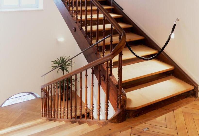 جناح ديلوكس, Das Flint