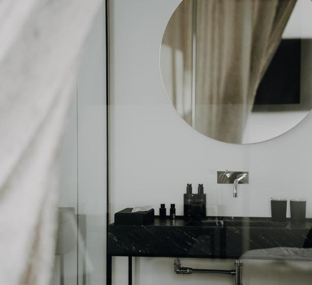 جناح ديلوكس, Das Flint