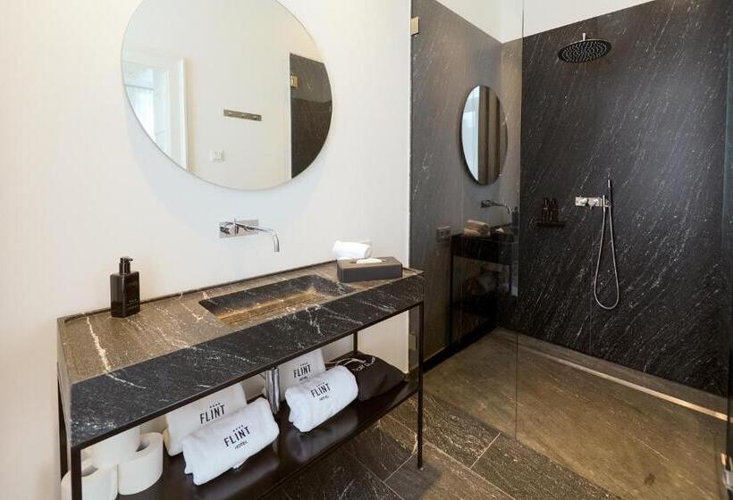 جناح سوبيريور, Das Flint