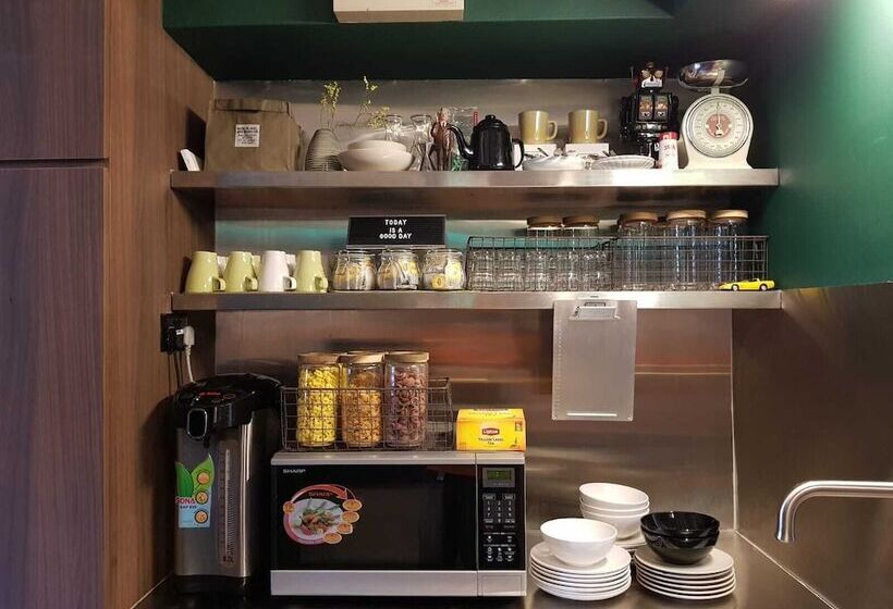 اتاق لوکس, Wink At Mosque Street