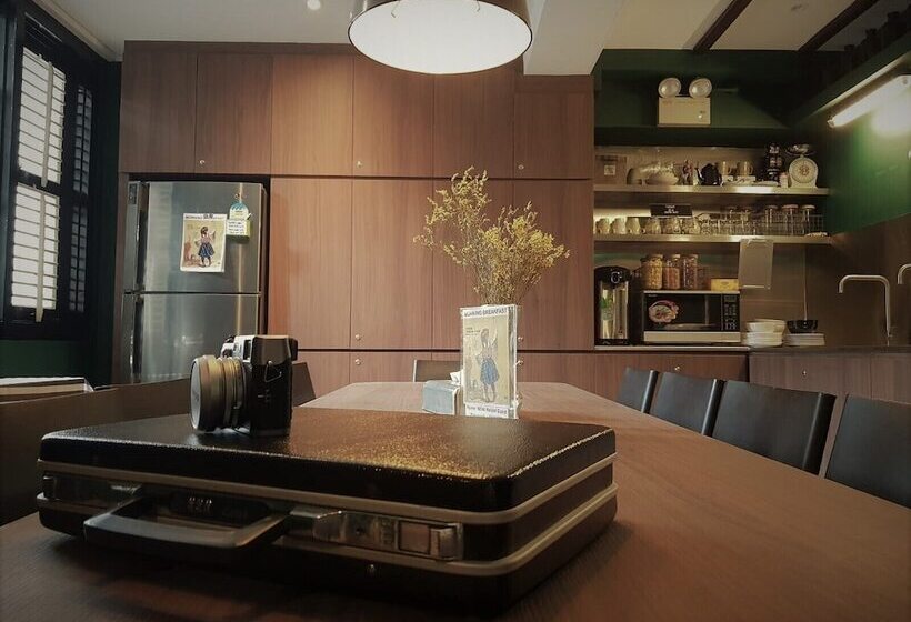 اتاق لوکس, Wink At Mosque Street