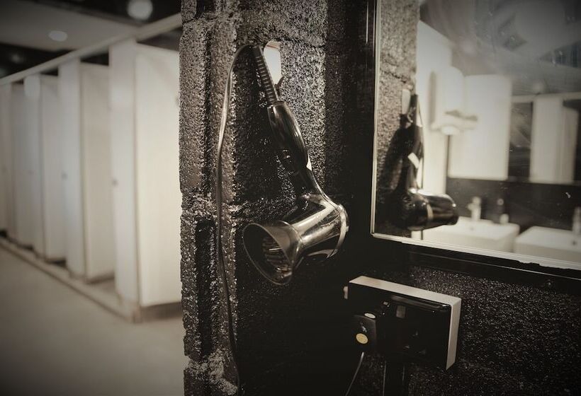 اتاق لوکس, Wink At Mosque Street