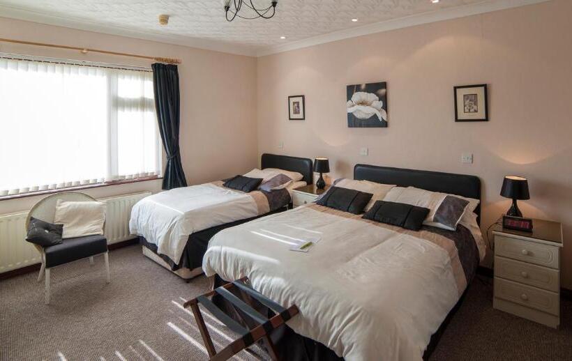 标准三人间, Browns Country House