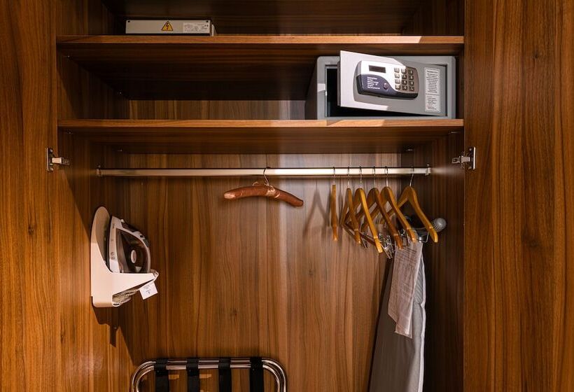 디럭스 룸, Elements Kirov Hotel 5