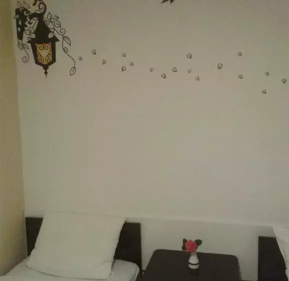 اتاق ساده سه‌ نفره, Kamelija