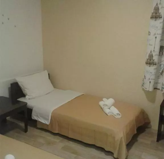 اتاق ساده سه‌ نفره, Kamelija