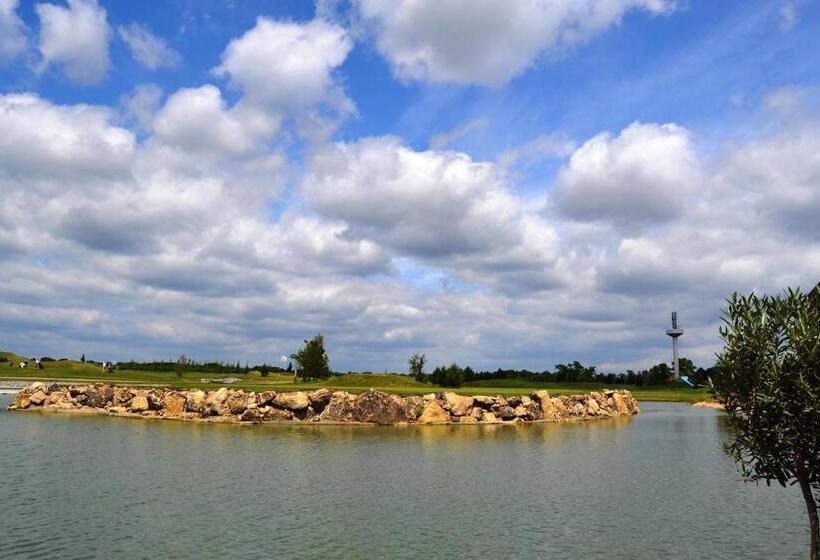 اتاق یک تخته با تراس, Sand Martin