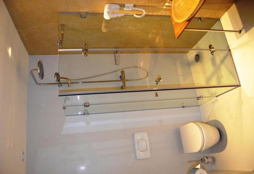 اتاق یک تخته با تراس, Sand Martin