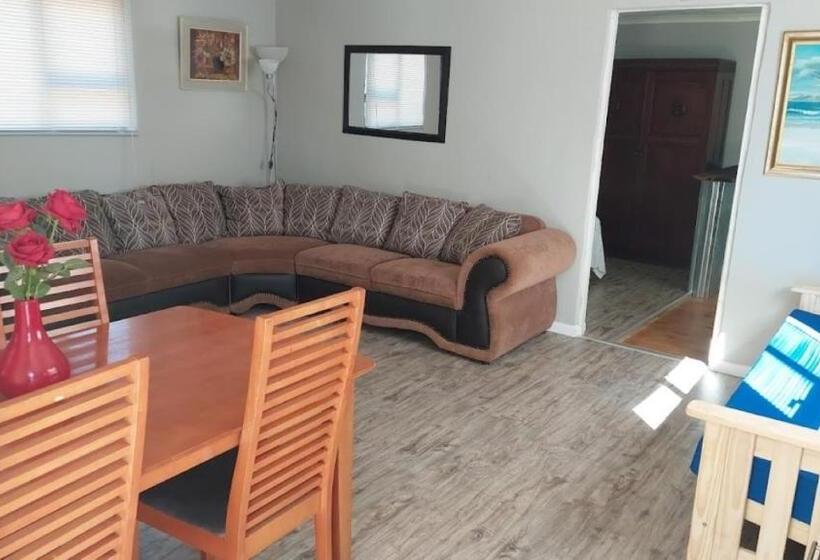 家庭间, 11 Mountain Stream Hot Tub Self Catering