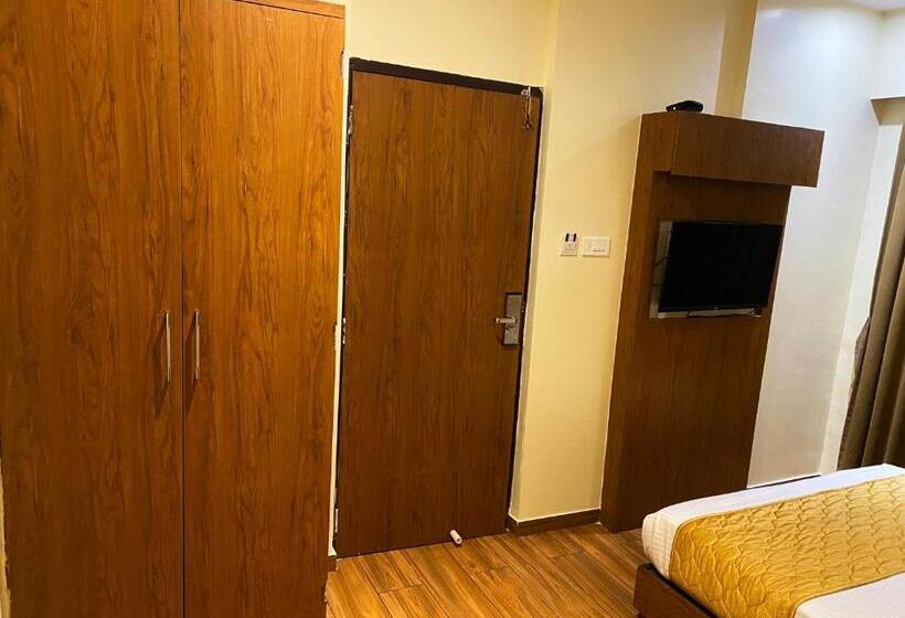 Deluxe Room, Pearl S Bkc Inn Near Trade Centre, Visa Consulate