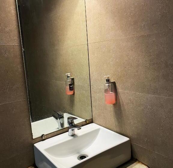 Deluxe Room, Pearl S Bkc Inn Near Trade Centre, Visa Consulate