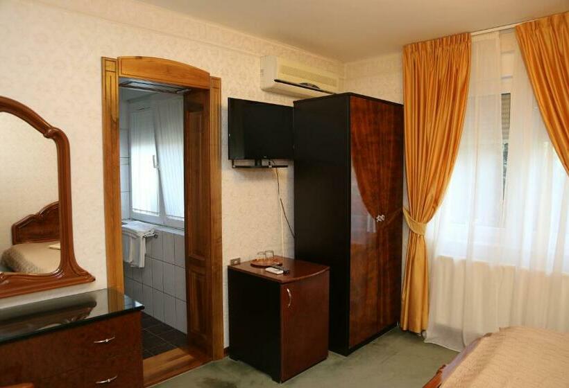 Номер Superior, Pensiunea Empire