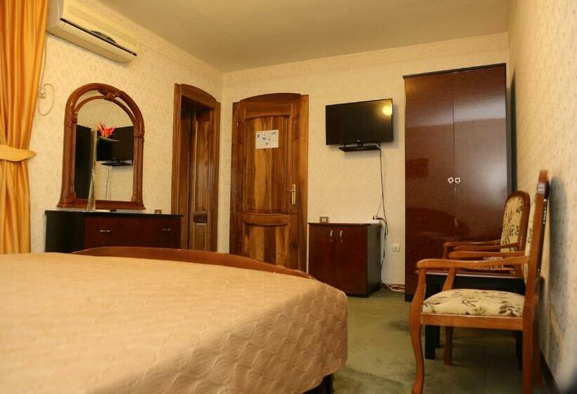 Номер Superior, Pensiunea Empire