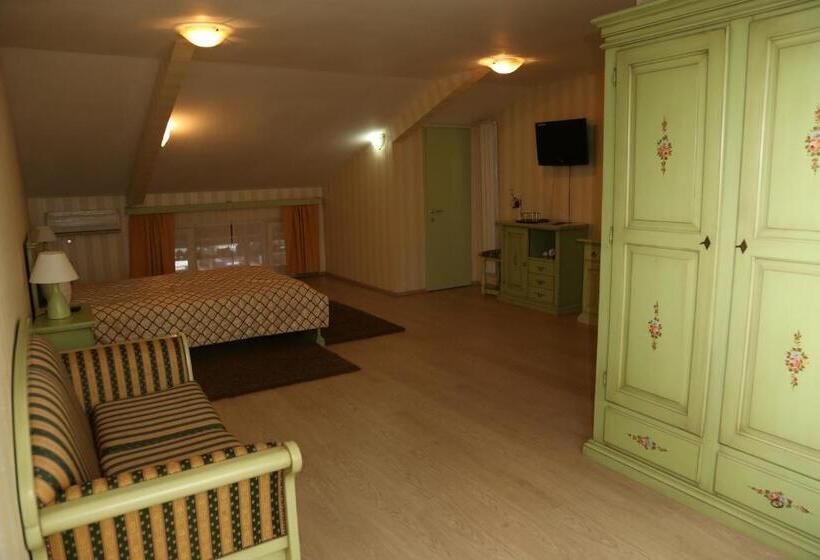 Номер Стандарт Трехместный, Pensiunea Empire