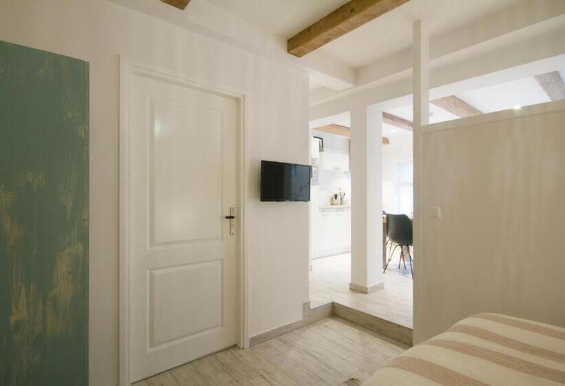 패밀리 스튜디오, Karel De Grote Bergen