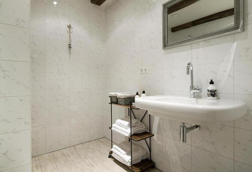 패밀리 스튜디오, Karel De Grote Bergen