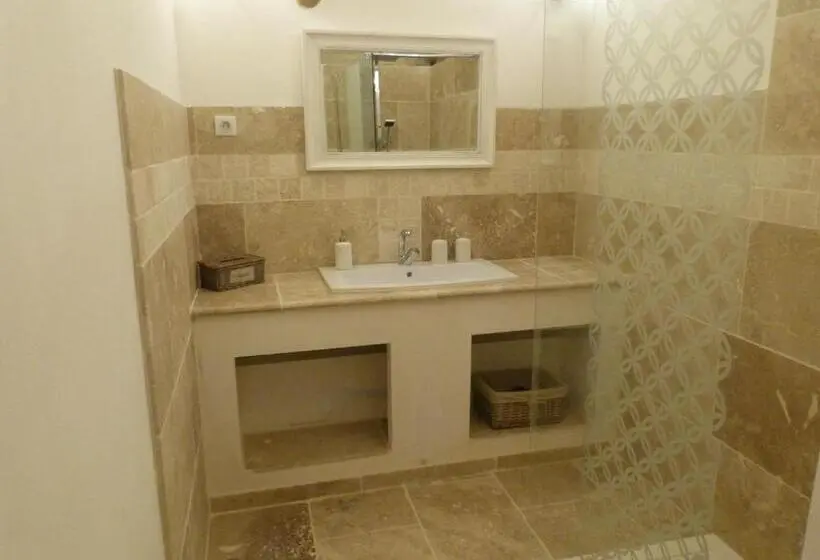 Basic-huone, Chambres D Hotes Le Plassalou