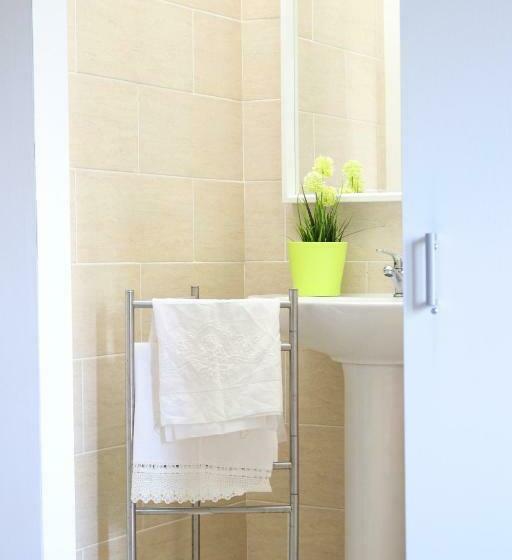 标准三人间, Charming Gea