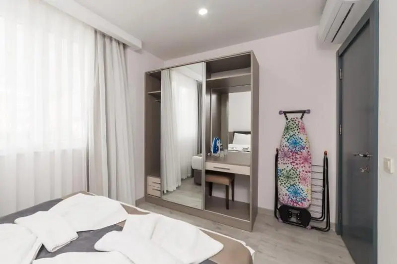 Huoneisto 1 Makuuhuone Allasnäkymä, Erya Homes