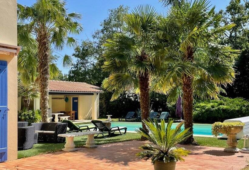 Дом 1 Спальня, Les Trois Cèdres