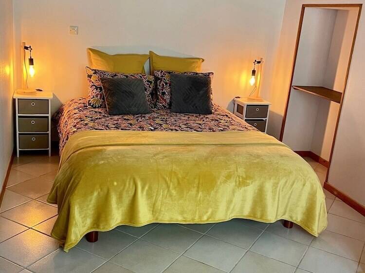 Дом 1 Спальня, Les Trois Cèdres