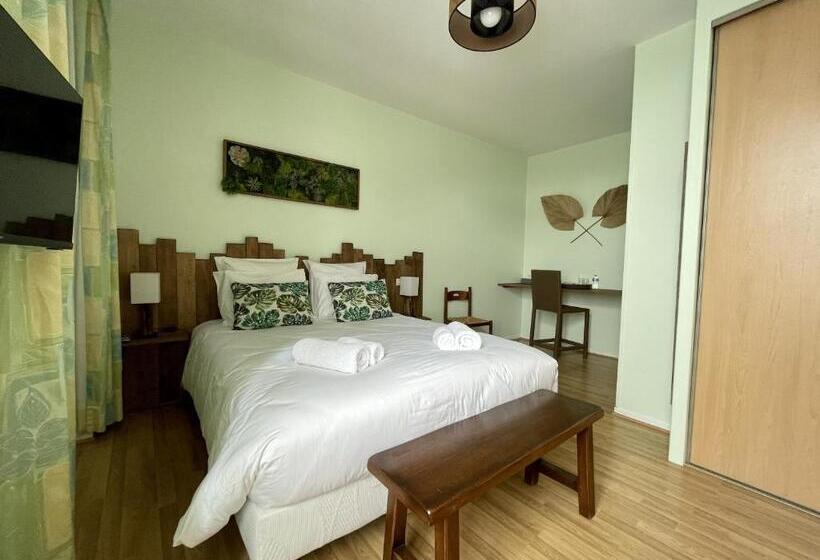 Семейный Номер Вид на Сад, Les Trois Cèdres