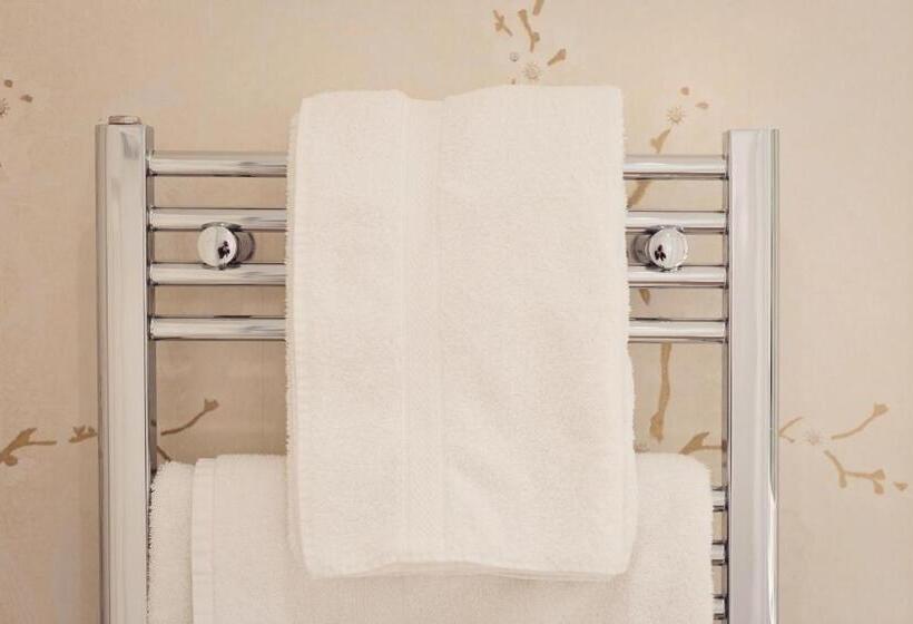 חדר משפחתי, Briery Wood