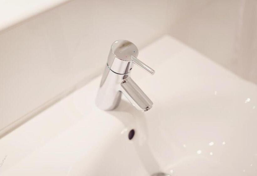 חדר משפחתי, Briery Wood