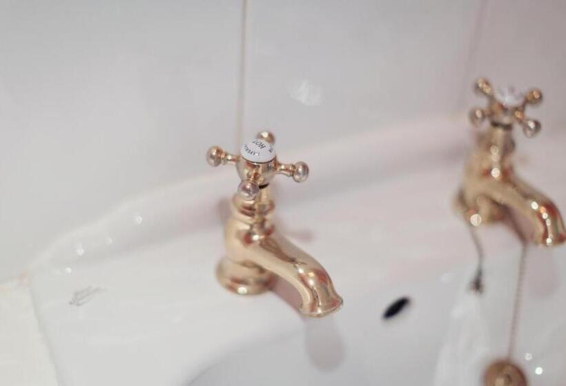 חדר משפחתי, Briery Wood