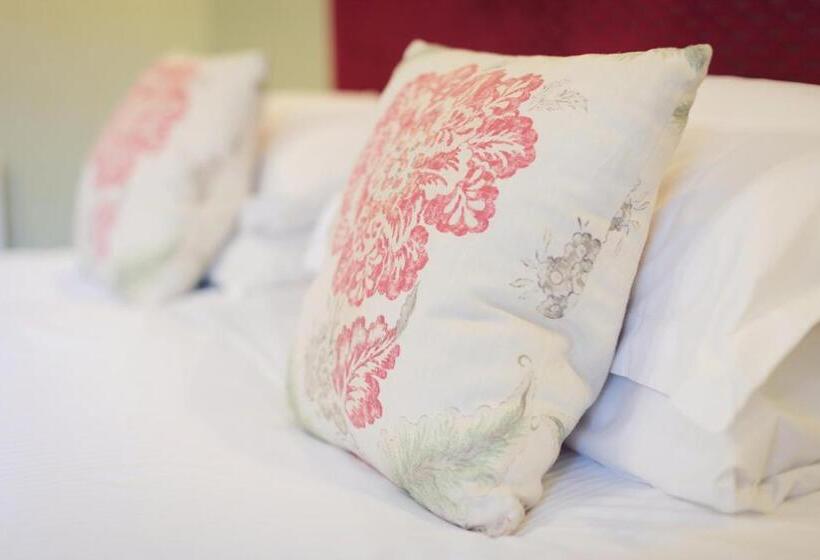 חדר משפחתי, Briery Wood