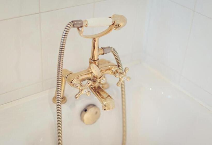 חדר סופריור, Briery Wood