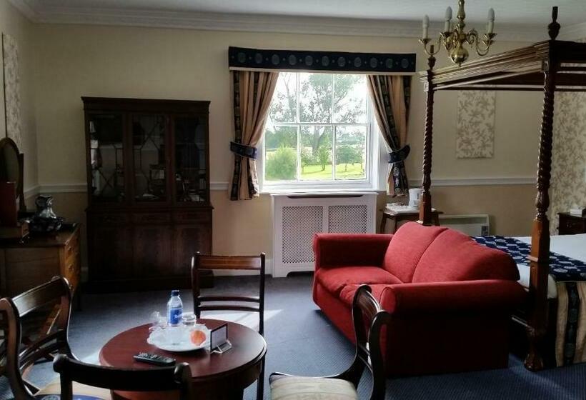 غرفة قياسية, Haughton Hall