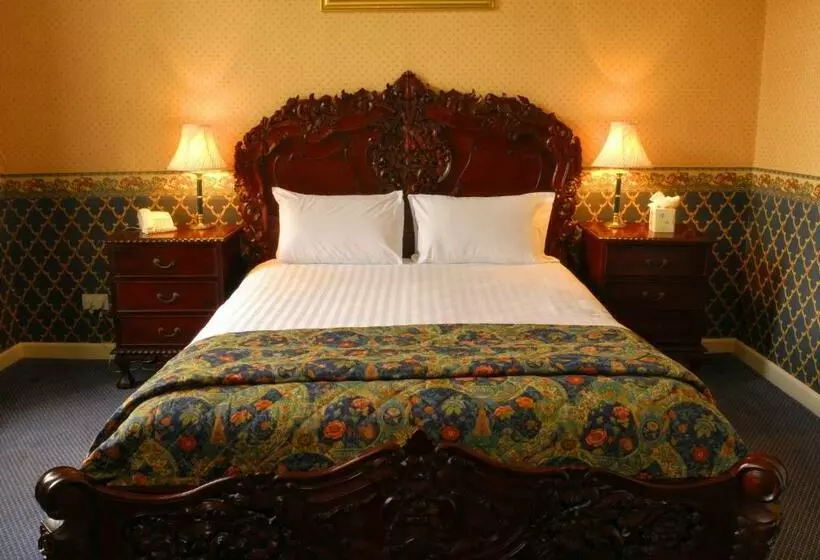 １ベッドルームハウス, Haughton Hall