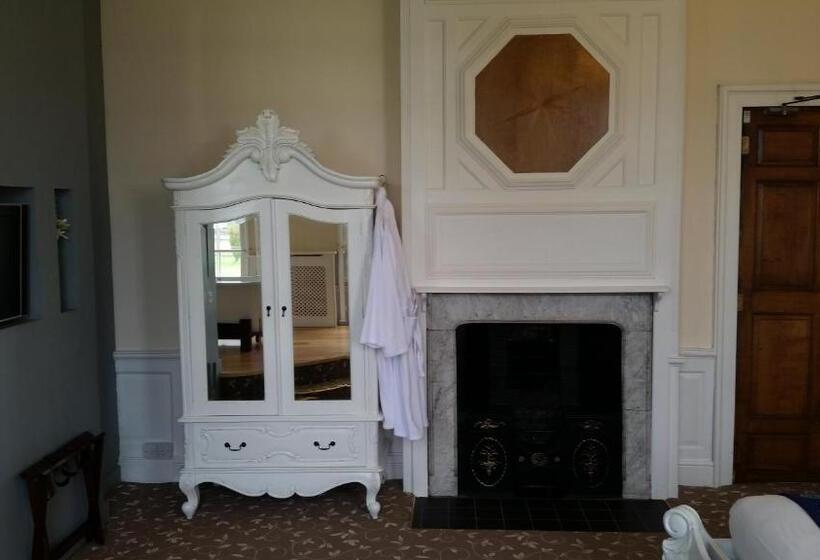 جناح مطلّ علي الحديقة, Haughton Hall