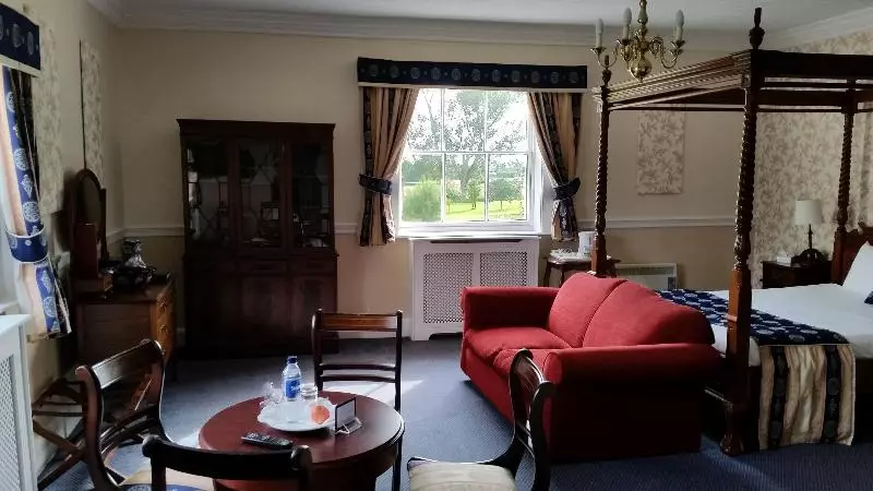 スタンダードルーム, Haughton Hall