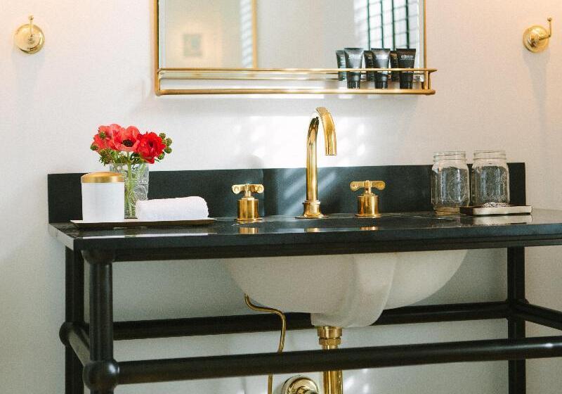 חדר דחוקס עם מיטת קינג, Kimpton Palladian Hotel, An Ihg