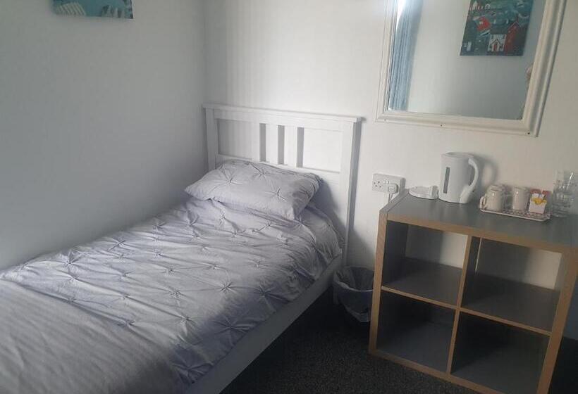 חדר סטנדרט לשלושה, Maydene