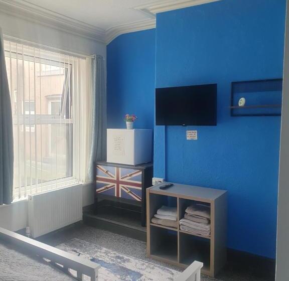 חדר סטנדרט לשלושה, Maydene