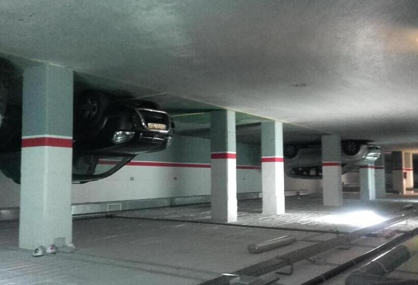 标准三人间, Reus Park